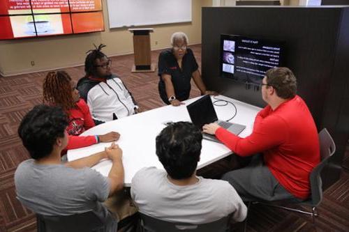 Business Professor teaches students